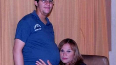 Primer hombre transexual en dar a luz en Argentina junto a su pareja.