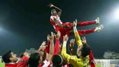 Eric Abidal fue manteado por sus compañeros del Olympiacos.