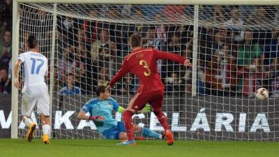 Momento en el que el balón se cuela por el centro de la portería de Casillas.