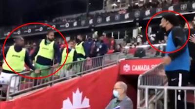 Boniek García y Edrick Menjívar confrontaron a Tajon Buchanan durante el Canadá-Honduras.