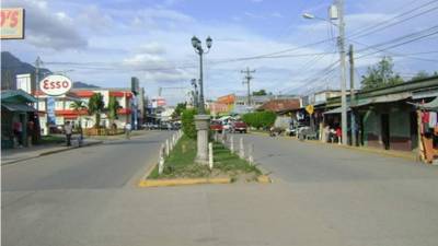 El bulevar principal del centro en Olanchito, Yoro, fue el lugar donde dejaron abandonado al menor secuestrado. Foto cortesía de Viewphotos.org