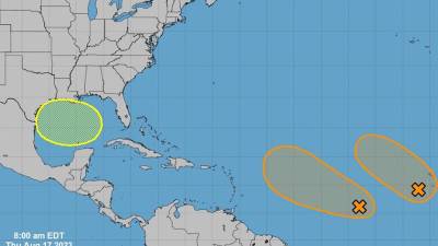 Imagen cedida por el Centro Nacional de Huracanes (NHC) de EEUU que muestra la ubicación de tres sistemas tropicales en el Atlántico bajo vigilancia de los meteorólogos.