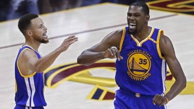 CLE225. CLEVELAND (EE.UU.), 07/06/2017.- Kevin Durant (d) y Stephen Curry (i) de Golden State Warriors celebran su anotación ante Cleveland Cavaliers, durante el tercer juego de las finales de la NBA disputado hoy, miércoles 7 de junio de 2017, en el Quicken Loans Arena de la ciudad de Cleveland, estado de Ohio (EE.UU.). EFE/LARRY W. SMITH