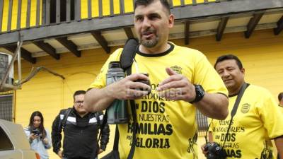 'Tato' García, DT del Real España, en el momento que abordaba el autobús.