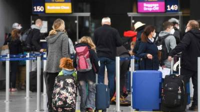Las aerolíneas que viajen a EEUU solicitarán un pasaporte sanitario dentro de poco./AFP.