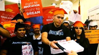 Julio llegó acompañado por varios estudiantes indocumentados para entregar las firmas al gobernador de Florida.