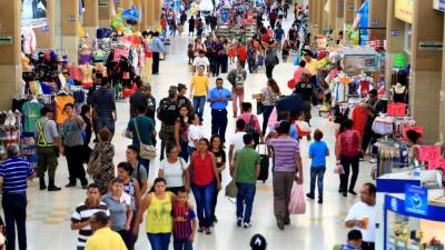Al día se estima que circulan más de 200 mil personas por la Central Metropolitana de Buses. La mayoría sale, aunque muchos también están llegando a la ciudad.