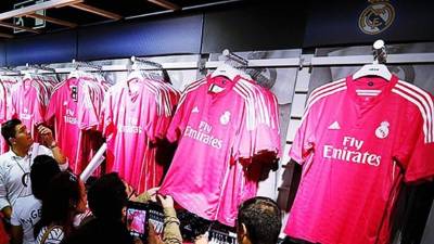El uniforme fucsia será el alternativo para la temporada 2014 - 2015 en el Real Madrid.