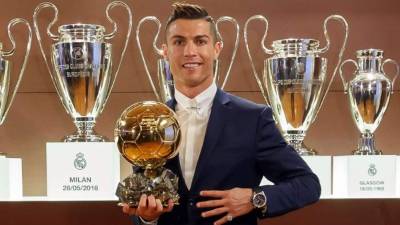 Cristiano Ronaldo posando con su cuarto Balón de Oro 2016.