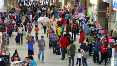 Muchos de los viajeros, por su trabajo, esperan hasta el último momento para viajar a sus lugares de origen.