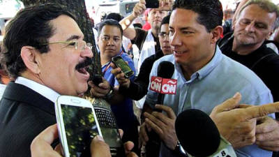 El periodista de CNN, Fernando del Rincón abordó hoy al expresidente hondureño Manuel Zelaya Rosales en la segunda vuelta de las elecciones en El Salvador. Foto tomada de Twitter.