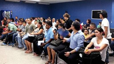 Unas 700 personas llegan a diario a tramitar sus documentos en la oficina regional de San Pedro Sula.