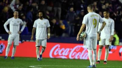 Los jugadores del Real Madrid se lamentan tras el gol del Levante. Foto AFP