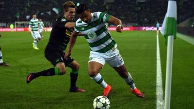 El alemán del Borussia Mönchengladbach, Patrick Herrmann, marca al hondureño Emilio Izaguirre del Celtic. Foto AFP