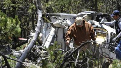Investigadores reúnen evidencias tras un accidente de helicóptero en México. EFE/Archivo