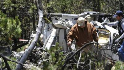Investigadores reúnen evidencias tras un accidente de helicóptero en México. EFE/Archivo