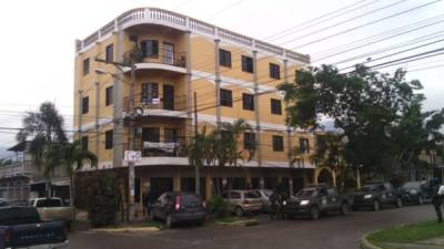 Este edificio de apartamentos en el barrio Las Palmas de San Pedro Sula fue asegurado esta mañana.