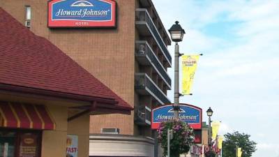 Los empleados del hotel descubrieron al menor encerrado en una caja fuerte.