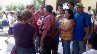 Los padres de familia se pronunciaron en los medios de comunicación por su descontento con la doble jornada educativa.