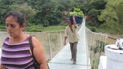 Los beneficiados utilizan el puente de hamaca.