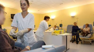 Pacientes que reciben quimioterapia, en el Centro Oscar Lambret en Lille, en el norte de Francia, una unidad médica regional especializada en el tratamiento del cáncer. AFP