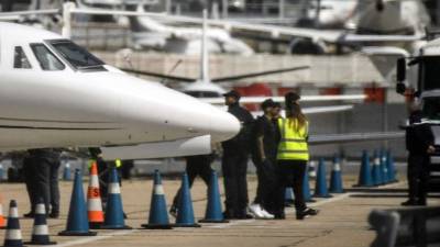Neymar aterrizó en París en un avión privado. Foto AFP/Christophe Simon