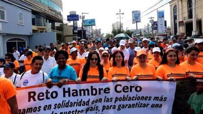 La marcha se desplazó por el bulevar Morazán de Tegucigalpa este domingo.