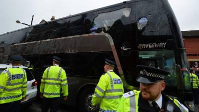 Los dispositivos de seguridad tuvieron que actuar para evitar una tragedia. FOTO AFP / GLYN KIRK