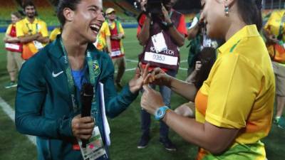 Momento en que la voluntaria le da el respectivo anillo a la jugadora.