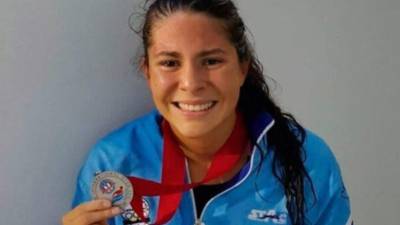 Pastrana mide 1.70 m y es hija de un matrimonio integrado por 4 hermanos, siendo ella la penúltima.