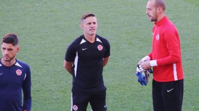 John Herdman, seleccionador de Canadá, durante el entrenamiento de su equipo previo al partido contra Honduras.