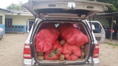 El detenido, junto al vehículo y la presunta droga, fueron trasladados a una estación policial de la región.