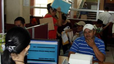 Los sampedranos acuden a las oficinas municipales a buscar los recibos para pagar en los bancos.