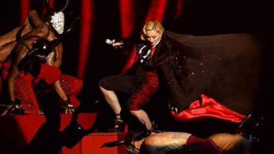 La capa no se abrió y la cantante se fue con ella al suelo, cayendo de espaldas desde una altura aproximada de un metro.