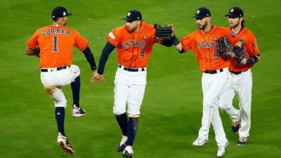 Carlos Correa #1, George Springer #4 y Marwin Gonzalez #9 celebran la victoria de los Astros sobre los Yankees en el primer juego de la Serie de Campeonato. Foto AFP
