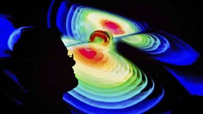Un científico observa una representación de las ondas gravitacionales durante una rueda de prensa del Instituto de Max Planck de la Física Gravitacional en la universidad Leibniz de Hannover, Alemania.