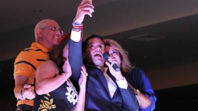 La conferencia fue interactiva. Con unos asistentes se tomó un ‘selfie’ en video.