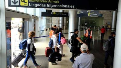 Por la capa de humo que cubre la mayor parte de la capital hondureña, Aeronáutica Civil ordenó la suspensión de los vuelos nacionales e internacionales en el aeropuerto Toncontín.