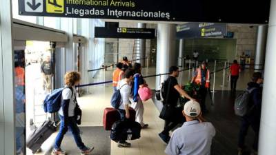 Por la capa de humo que cubre la mayor parte de la capital hondureña, Aeronáutica Civil ordenó la suspensión de los vuelos nacionales e internacionales en el aeropuerto Toncontín.