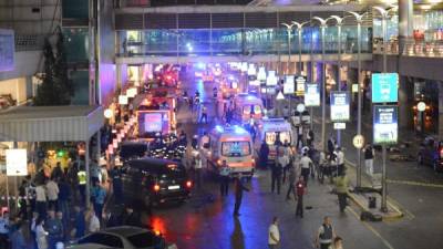 Dos explosiones sacudieron el martes por la noche al aeropuerto internacional Atatürk de Estambul, seguidas de disparos, en un atentado que hasta el momento ha dejado 28 muertos y decenas de heridos.