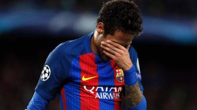 El brasileño Neymar acabó llorando por la eliminación del Barcelona. Foto AFP