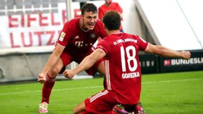 Leon Goretzka celebrando su gol con Benjamin Pavard en el triunfo del Bayern. Foto EFE