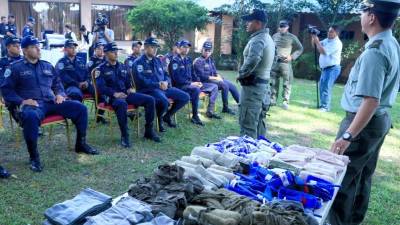 Los colombianos explican a los uniformados.