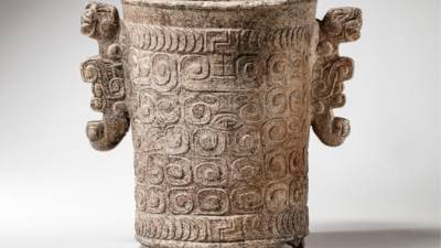 Hace once meses, Sotheby’s sometió a subasta esta pieza maya extraída del valle de Ulúa por un precio estimado que osciló entre 20,000 - 25,000 euros. La casa de subastas la anunció como Vasija ceremonial maya de mármol para banquetes, Valle de Ulua. Data del período comprendido entre 800 - 1100 d. C.