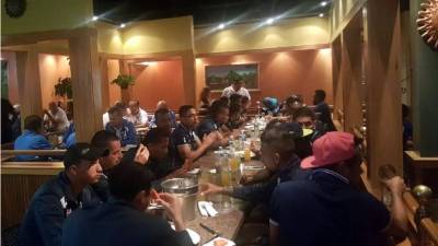 Los jugadores de la Selección de Honduras durante la cena en el restaurante hondurelo Banana Bays.