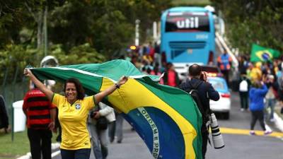 Pese a las protestas que hay en Brasil, decenas de aficionados recibieron a la selección en Teresópolis este lunes.