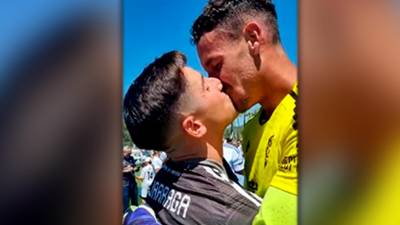 Portero español causó revuelo en las últimas horas al hacer pública su homosexualidad ya que compartió esta imagen en donde aparece besándose con su pareja.
