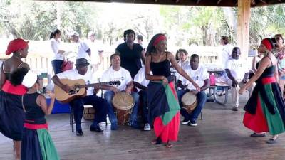 La nueva organización de hondureños en Miami celebró el Día de la Madre con música garífuna y comida típica.