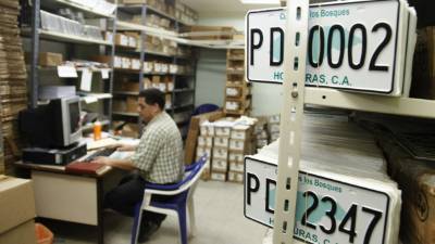 De acuerdo a las cifras de la DEI, 17 mil placas siguen embodegadas, ya que sus propietarios no las han reclamado.