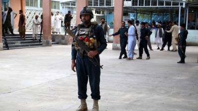 Un agente de seguridad monta guardia en el hospital tras un ataque suicida en un acto de campaña para las elecciones parlamentarias del próximo 20 de octubre en la provincia de Nangarhar, en Jalalabad (Afganistán), este 2 de octubre. EFE